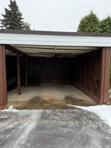 un garage vuoto con tetto di metallo di Apartment Kaarto a Seinäjoki