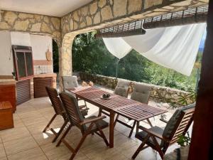 a dining room table and chairs in a kitchen at Olive Garden Krk in Brzac