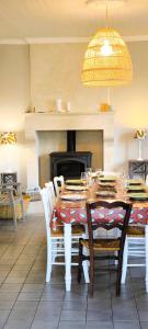 Posezení v ubytování Maison de bourg Charras, 11 personnes, piscine