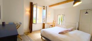 Postel nebo postele na pokoji v ubytování Maison de bourg Charras, 11 personnes, piscine