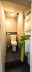 Koupelna v ubytování Maison de bourg Charras, 11 personnes, piscine + 26 fotografií