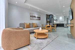 TV a/nebo společenská místnost v ubytování Sandton Luxury Apartments at Hydro