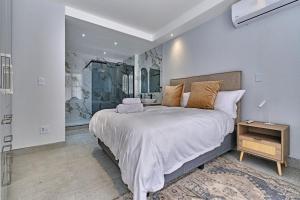 Postel nebo postele na pokoji v ubytování Sandton Luxury Apartments at Hydro + 20 fotografií