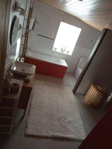 un bagno con lavandino e vasca da bagno di Gite de Marthon, 10 personnes a Marthon