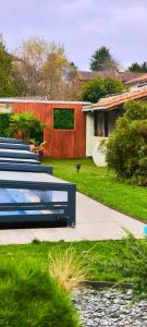 una fila di panchine blu davanti a una casa di Gite de Marthon, 10 personnes a Marthon