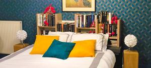 una camera da letto con un letto con una libreria piena di libri di Gite de Marthon, 10 personnes a Marthon Altre 23 foto