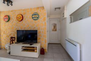 Μια τηλεόραση ή/και κέντρο ψυχαγωγίας στο Cozy appartment Roissy CDG-Paris -Asterix-ParcExp