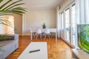 a living room with a white table and chairs at Bizi Baztan Apartamento Aguirre in Elizondo