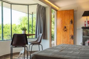 a bedroom with a bed and a table and chairs at 1/4 na Serra in Rio Maior
