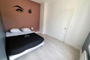 Postel nebo postele na pokoji v ubytování Maison Centre ville Meaux-Gare-Disney