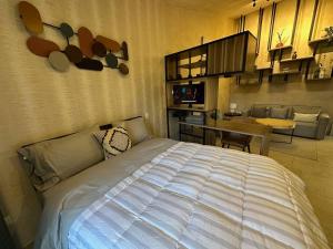 Un dormitorio con una gran cama blanca y una cocina. en Loft Loreto en Val'Quirico, en Santeagueda 32 fotos más