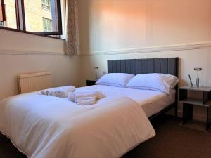 Una cama o camas en una habitación de York City Centre Flat with View