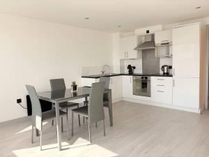 Una cocina o kitchenette en Modern 2-Bed Apartment in York City Centre - Walk to Christmas Market and Top Attractions