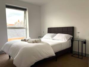 Una cama o camas en una habitación de Modern 2-Bed Apartment in York City Centre - Walk to Christmas Market and Top Attractions 7 fotos más