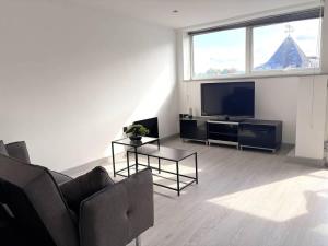 Una televisión o centro de entretenimiento en Modern 2-Bed Apartment in York City Centre - Walk to Christmas Market and Top Attractions