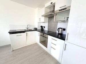Una cocina o kitchenette en Modern 2-Bed Apartment in York City Centre - Walk to Christmas Market and Top Attractions