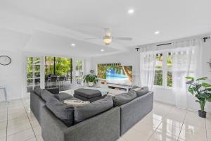 黄金海岸Tropical Oasis Heated Spa, Pool and Huge Decks的客厅里有一张沙发和一张桌子。