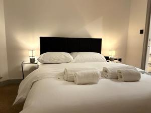 ein großes weißes Bett mit drei Kissen darauf in der Unterkunft Modern 2-Bed Flat in York City Centre - Steps from Christmas Market in York