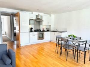 eine Küche und ein Esszimmer mit Tisch und Stühlen in der Unterkunft York City Centre 2 Bed Flat with Views - Steps from Christmas Market in York