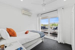 黄金海岸Tropical Oasis Heated Spa, Pool and Huge Decks的一间带床和阳台的卧室 更多29张照片