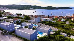 维斯Luxury Blue Villas Vis的城市和水体的空中景观