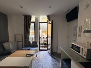 un soggiorno con due sedie e una cucina di Chillout 18 Granada centro a Granada