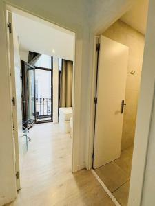 un corridoio aperto con bagno e servizi igienici di Chillout 18 Granada centro a Granada Altre 34 foto