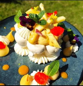 Jídlo v hotelu nebo okolí + 14 fotografií