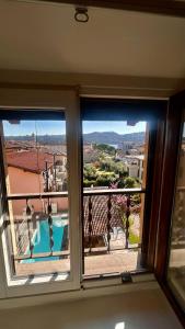 Blick aus einem Fenster mit Blick auf einen Balkon in der Unterkunft Casa MiA in Salò