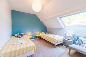 Habitación en el ático con 2 camas y ventana en BiNiC ' ATTiC - Vue Mer - Centre Binic - Renove, en Binic