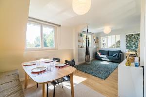 Una cocina y una sala de estar con una mesa y un sofá. en BiNiC ' ATTiC - Vue Mer - Centre Binic - Renove, en Binic