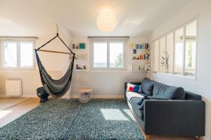 una sala de estar con un sofá y una hamaca en BiNiC ' ATTiC - Vue Mer - Centre Binic - Renove, en Binic 16 fotos más