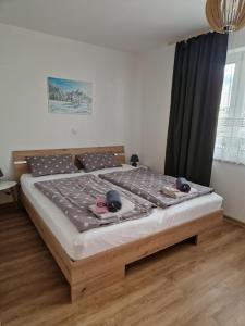 Ένα ή περισσότερα κρεβάτια σε δωμάτιο στο Apartma Kreda +13 φωτογραφίες