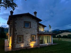 una casa in pietra con balcone sul lato di Villa FARFA a Castelnuovo di Farfa