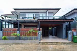 una casa con un balcón encima en Kathu V pool villa 170, en Ban Kathu (1)