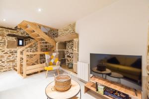 TV a/nebo společenská místnost v ubytování Manoir de Kervegan : Le Logis du P’tit Levant