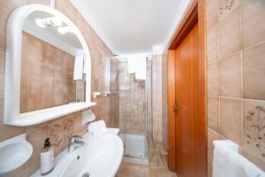 Koupelna v ubytování Locanda del Lysjoch + 10 fotografií