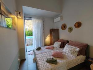 Ένα ή περισσότερα κρεβάτια σε δωμάτιο στο La Casa Del Sol Villa Aegina +71 φωτογραφίες