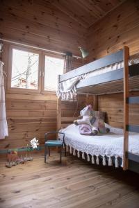 A bed or beds in a room at Chalet tout confort et petit déjeuner - formule hotelière