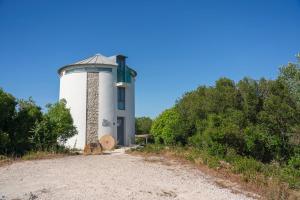 a lighthouse sitting on top of a dirt road at MoinhoPontoCom in Rio Maior