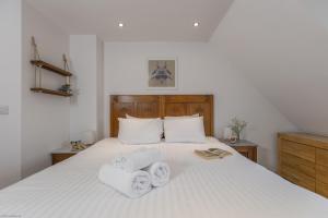 En eller flere senge i et værelse på The Fairways Retreat