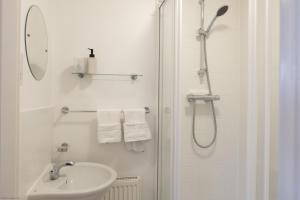 Et badeværelse på The Fairways Retreat + 23 billeder