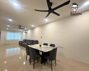 古晋Staycation Homestay 80 Stutong Baru near Aeroville的带桌子和吊扇的餐厅