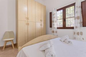 Ένα ή περισσότερα κρεβάτια σε δωμάτιο στο Villa Tronciu