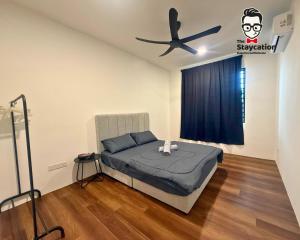 古晋Staycation Homestay 80 Stutong Baru near Aeroville的一间卧室，里面有一张床和一个吊扇
