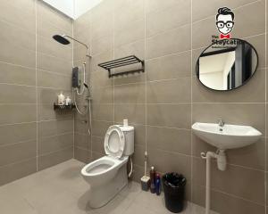 古晋Staycation Homestay 80 Stutong Baru near Aeroville的浴室里有马桶、洗手池和镜子。 更多10张照片