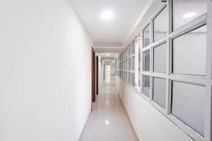 un pasillo vacío con ventanas en un edificio en FabHotel Arsh Executive Inn, en Bombay 43 fotos más