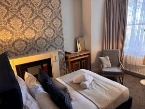 Habitación de hotel con cama con chimenea en Regency House, en Cambridge