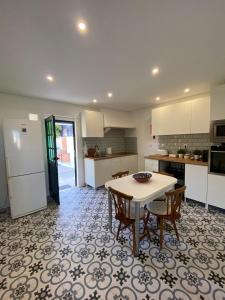 een keuken met een tafel en stoelen in een kamer bij Quinta Nova da Machoca in Évora +50 foto's