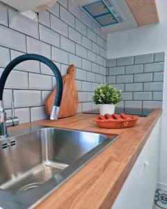 een aanrecht met een kraan bij Quinta Nova da Machoca in Évora